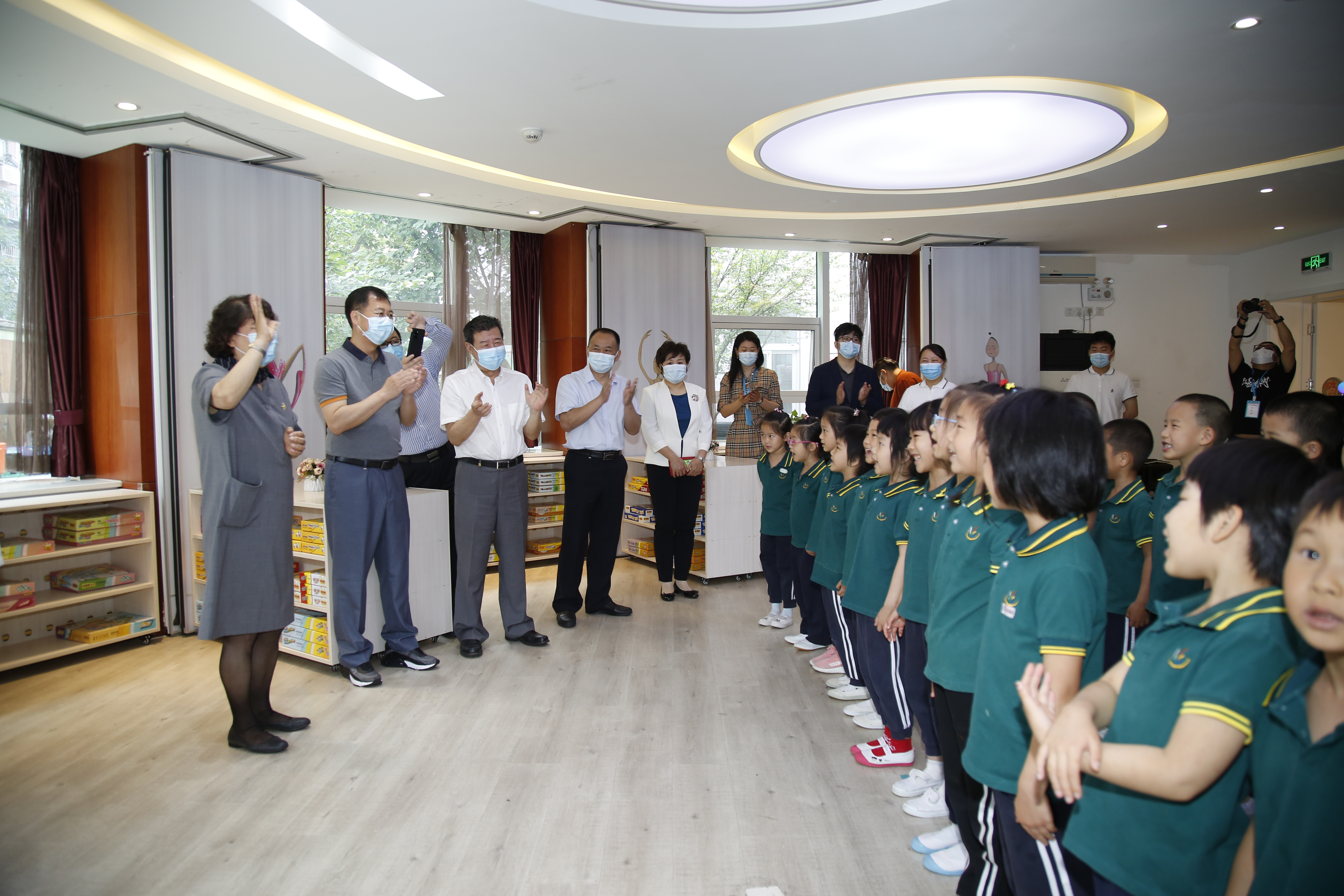 有研集團(tuán)黨委書記、董事長(zhǎng)趙曉晨與有研幼兒園小朋友歡度六一